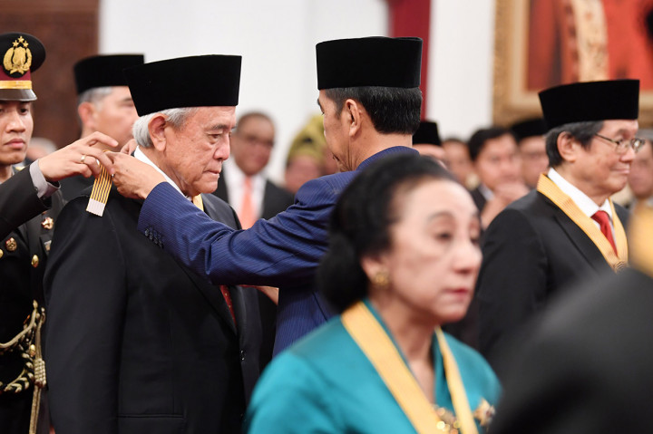 Presiden Joko Widodo (tengah) menyematkan tanda kehormatan Bintang Jasa Utama kepada Wakil Presiden Komisaris PT Adaro Energy Theodore Permadi Rachmat di Istana Negara Jakarta.