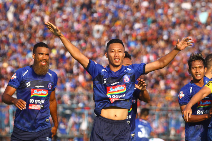 Pesepak bola Arema FC, Dendy Santosa (kanan) melakukan selebrasi usai mencetak gol di gawang Persebaya Surabaya dalam pertandingan Liga I di Stadion Kanjuruhan, Malang, Jawa Timur.
