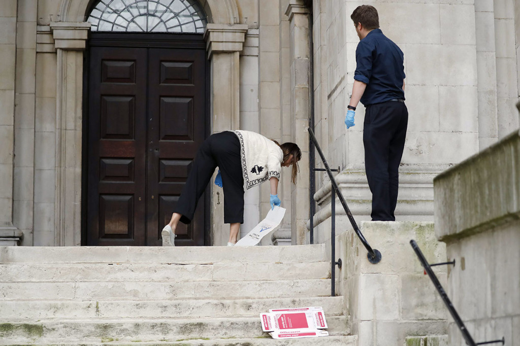 Sebelumnya, seorang pria segera dilarikan ke rumah sakit setelah ditemukan terluka akibat penikaman di dekat kantor Kementerian Dalam Negeri Inggris, di London. Polisi menyatakan luka-luka korban tidak mengancam jiwanya. Seorang pria yang dicurigai sebagai pelaku telah ditangkap polisi.