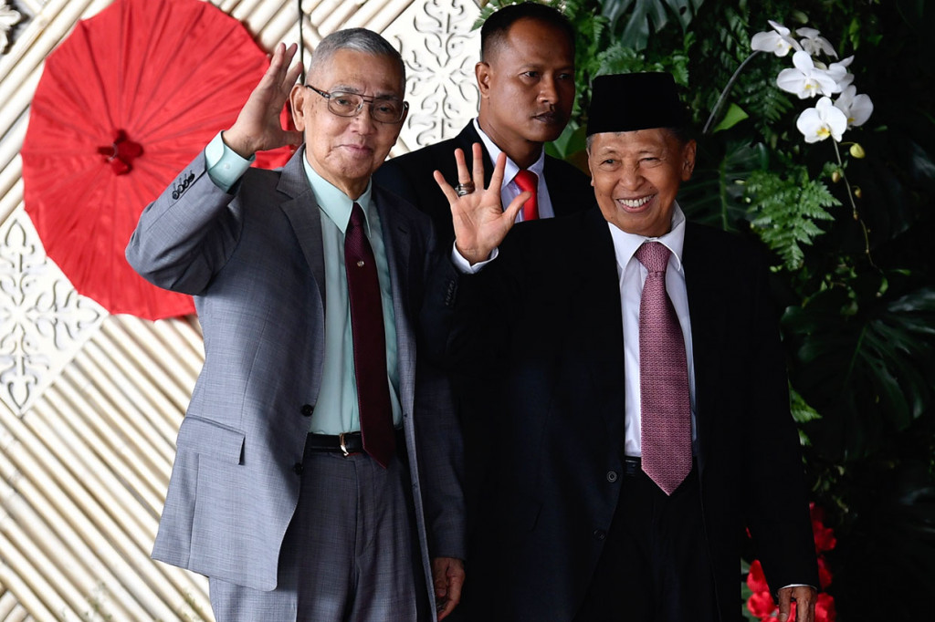 Dua mantan Wakil Presiden Try Sutrisno (kiri) dan Hamzah Haz melambaikan tangan saat tiba di Ruang Rapat Paripurna, Kompleks Parlemen, Jakarta.