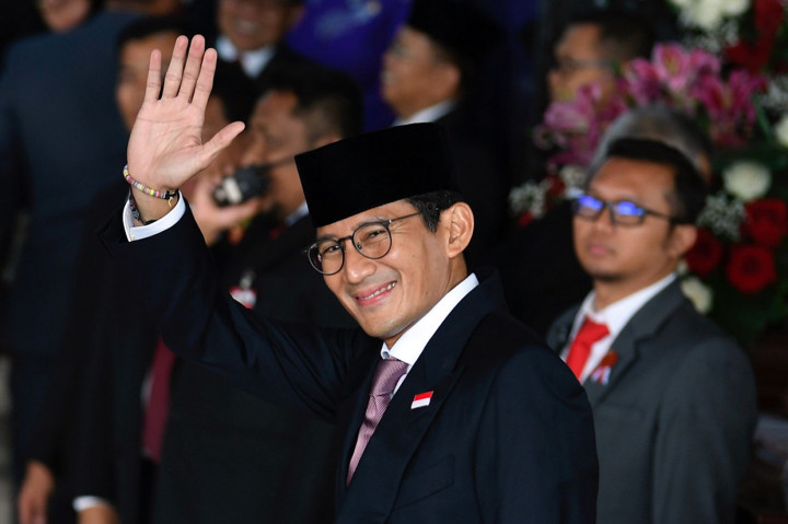 Cawapres Pemilu 2019 Sandiaga Uno melambaikan tangan saat tiba di Ruang Rapat Paripurna, Kompleks Parlemen, Jakarta.