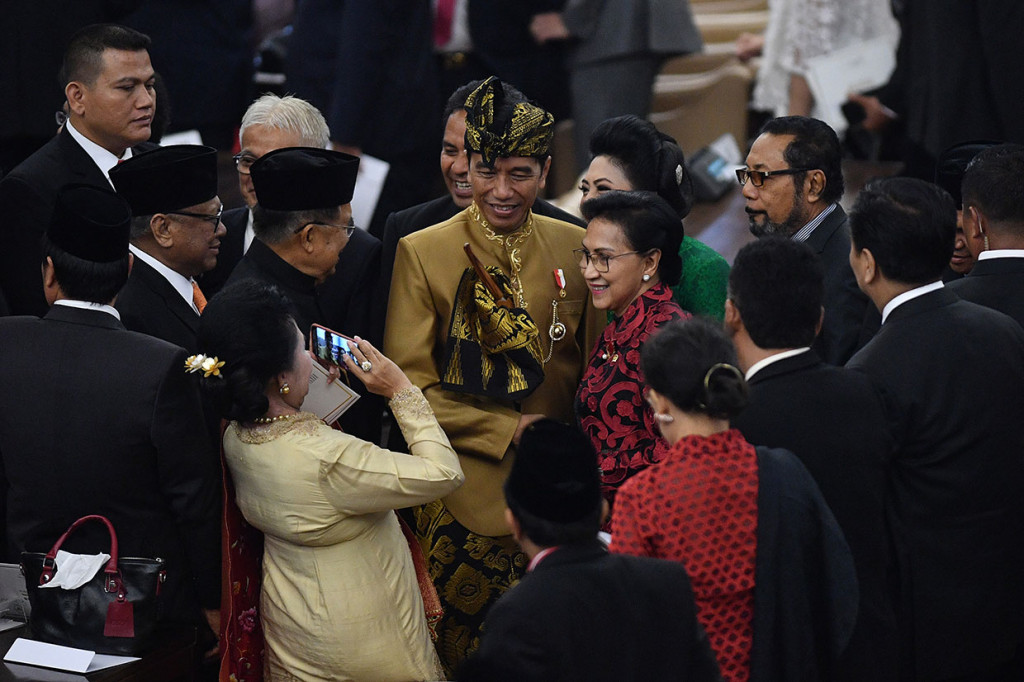 Tampak beberapa kali, Jokowi yang mengabadikan gambar dengan menggunakan smartphone milik anggota Dewan. Tampak sejumlah ibu-ibu anggota DPR dan DPD meminta foto bersama dengan Presiden Joko Widodo.