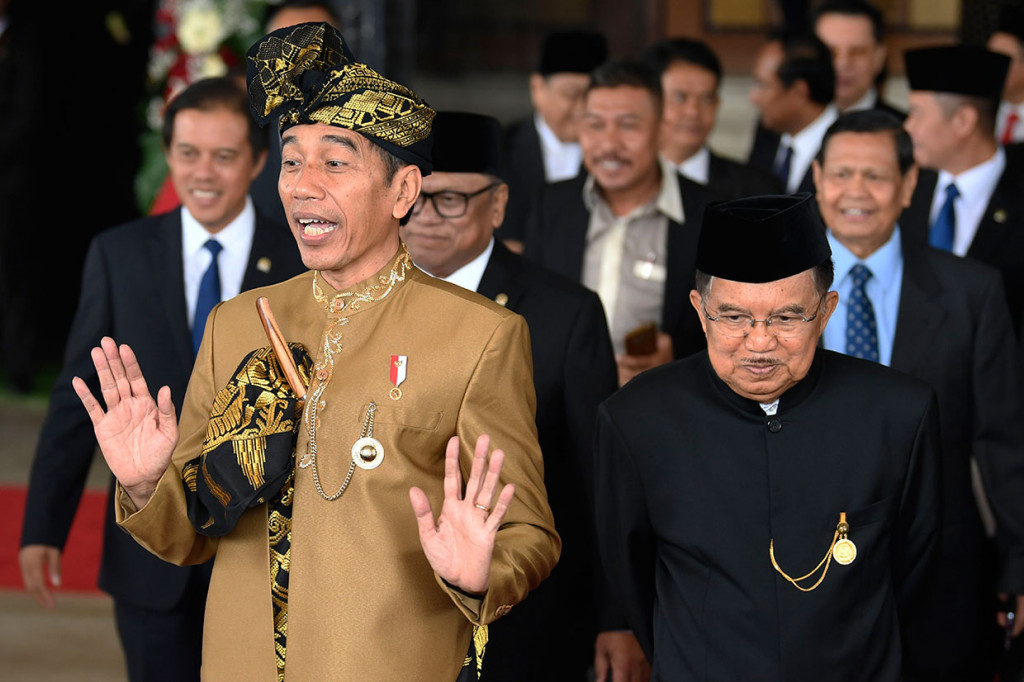 Sidang Bersama DPR RI-DPD RI yang dipimpin Ketua DPD RI, Oesman Sapta, berakhir pada pukul 11:13 WIB. Setelah melewati barisan kursi paling depan dan berjalan di koridor di antara kursi-kursi anggota DPR dan DPD banyak anggota yang sudah berdiri menunggu, mengajak Jokowi dan Jusuf Kalla bersalaman dan meminta foto bersama. 