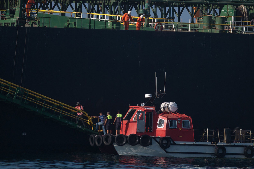 Dua pekan kemudian, Iran menangkap tanker yang berbendera Inggris di Selat Hormuz menuju ke Teluk. Kedua tanker tersebut telah menjadi pion dalam pertengkaran antara Iran dan Barat, nasib mereka membuat kusut perbedaan diplomatik antara negara besar EU dan Amerika Serikat.   