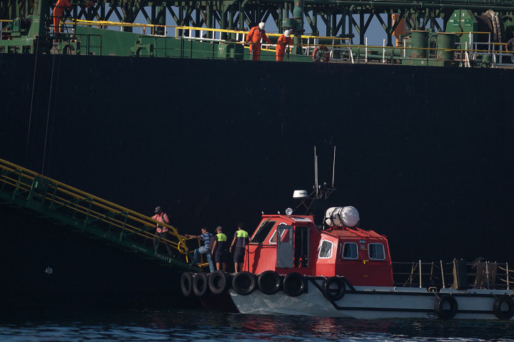 Dua pekan kemudian, Iran menangkap tanker yang berbendera Inggris di Selat Hormuz menuju ke Teluk. Kedua tanker tersebut telah menjadi pion dalam pertengkaran antara Iran dan Barat, nasib mereka membuat kusut perbedaan diplomatik antara negara besar EU dan Amerika Serikat.   