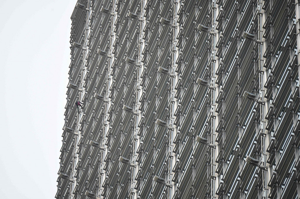 Aksi heroiknya berlangsung di tengah peningkatan aksi protes prodemokrasi selama beberapa pekan, yang tak menunjukkan tanda-tanda mereda.    