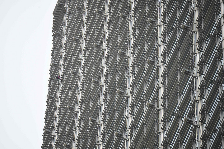 Aksi heroiknya berlangsung di tengah peningkatan aksi protes prodemokrasi selama beberapa pekan, yang tak menunjukkan tanda-tanda mereda.    