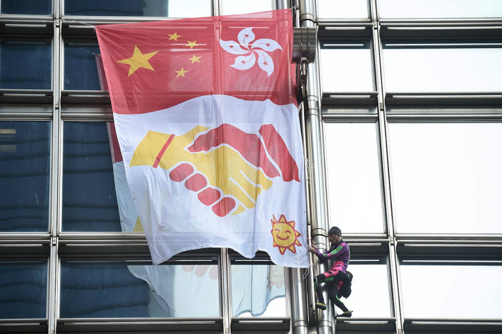 Di dalam spanduk terdapat gambar bendera Tiongkok di sebelah kiri dengan bendera Hong Kong di ujung sebelah kanan. Kemudian di bawahnya terdapat gambar tangan yang sedang bersalaman dengan dasar kain putih, yang menandakan perdamaian.   