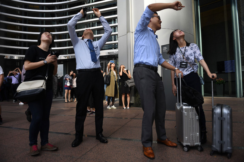 Dengan berpakaian cerah berwarna ungu, merah muda dan hijau, Robert akhirnya ditahan setelah melakukan aksinya, dan dibawa ke kantor polisi terdekat. Ia kerap memanjat tanpa mengantongi izin resmi dan ditangkap beberapa kali akibat aksinya tersebut.  
