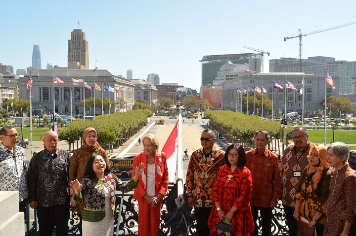 Acara pengibaran bendera Merah Putih dipimpin oleh Charlotte Schultz, Chief of Protocol for the City and County of San Francisco dan Simon D.I Soekarno, Konsul Jenderal RI di San Francisco. Selain itu, Konsul Jenderal India, Konsul Jenderal Singapore dan konsul dari Konsulat Jenderal Jepang serta perwakilan dari Global SF, Asia Society, Asian Art Museum, San Francisco Zoo, University of California Davis, turut hadir dalam acara ini. Para staf KJRI San Francisco dan sebagian hadirin menyanyikan lagu kebangsaan 'Indonesia Raya' pada acara tersebut.