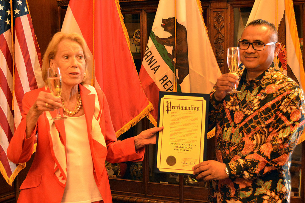 Lebih lanjut, Charlotte juga menyampaikan kekaguman atas kekayaan budaya, kain tradisional, serta kuliner Indonesia. Selanjutnya, Charlotte menyampaikan piagam Proklamasi yang berisikan semangat kerja sama  kedua negara serta penetapan tanggal 17 Agustus 2019 sebagai hari Indonesian-American Friendship and Heritage Day.