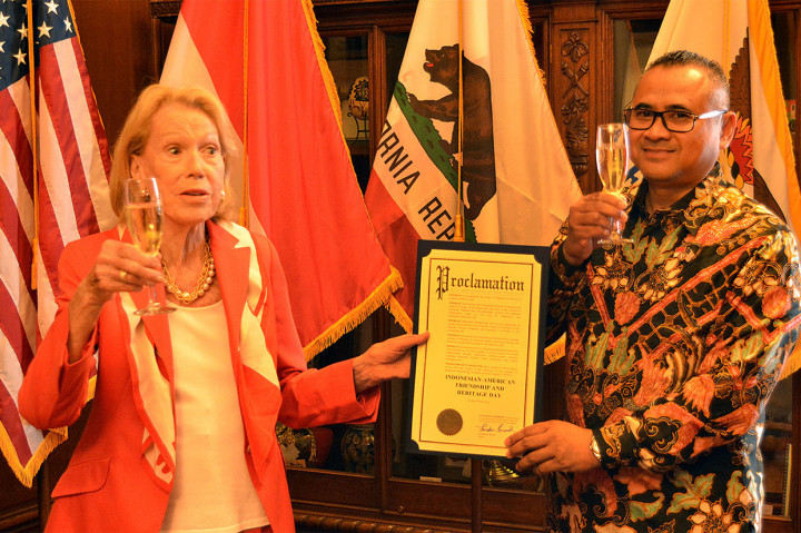 Lebih lanjut, Charlotte juga menyampaikan kekaguman atas kekayaan budaya, kain tradisional, serta kuliner Indonesia. Selanjutnya, Charlotte menyampaikan piagam Proklamasi yang berisikan semangat kerja sama  kedua negara serta penetapan tanggal 17 Agustus 2019 sebagai hari Indonesian-American Friendship and Heritage Day.