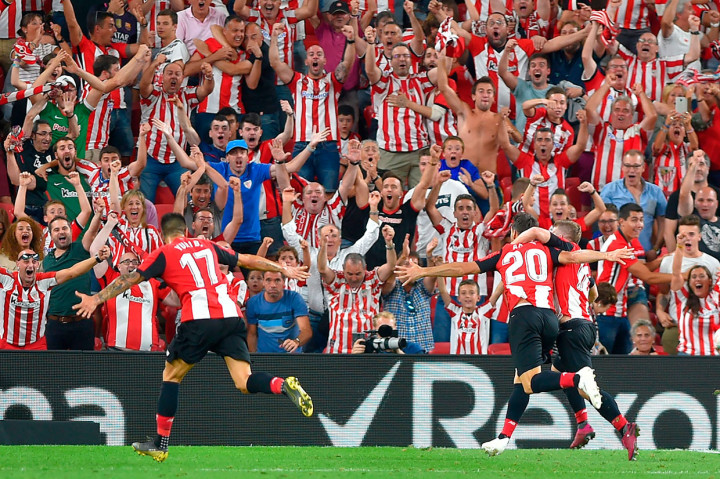 Pemain pengganti Aritz Aduriz (kedua kanan) melakukan selebrasi bersama rekan-rekan setimnya usai mencetak gol akrobatik ke gawang Barcelona yang dijaga Marc-Andre ter Stegen dua menit jelang laga usai.