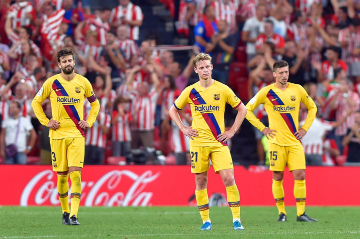 Para pemain Barcelona tertunduk lesu usai tertinggal 0-1 lewat gol yang dicetak Aritz Aduriz.