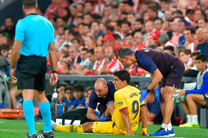 Sementara striker asal Uruguay Luis Suarez harus meninggalkan lapangan sejak menit ke-37 akibat cedera dan digantikan Rafinha.