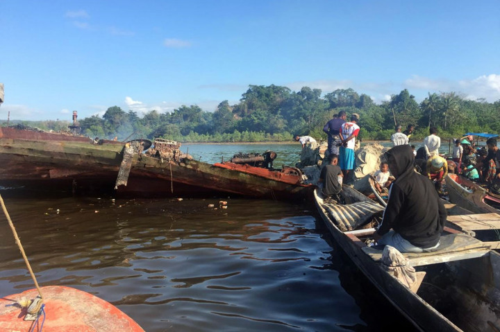 KM Izhar melayani rute Kendari menuju Salabangka, Sulawesi Tengah terbakar akibat trouble mesin di Perairan Pulau Bokori sekitar pukul 00.30 Wita di perairan Pulau Bokori, Kecamatan Soropia, Kabupaten Konawe.