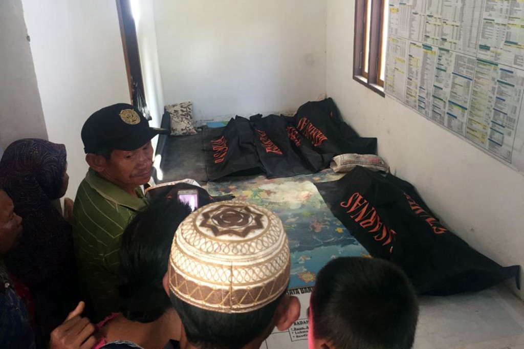 Sedikitnya tujuh orang tewas, sementara 40 lainnya selamat, dan lima penumpang dalam pencarian personel Basarnas Kendari karena tenggelam.