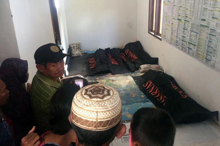 Sedikitnya tujuh orang tewas, sementara 40 lainnya selamat, dan lima penumpang dalam pencarian personel Basarnas Kendari karena tenggelam.