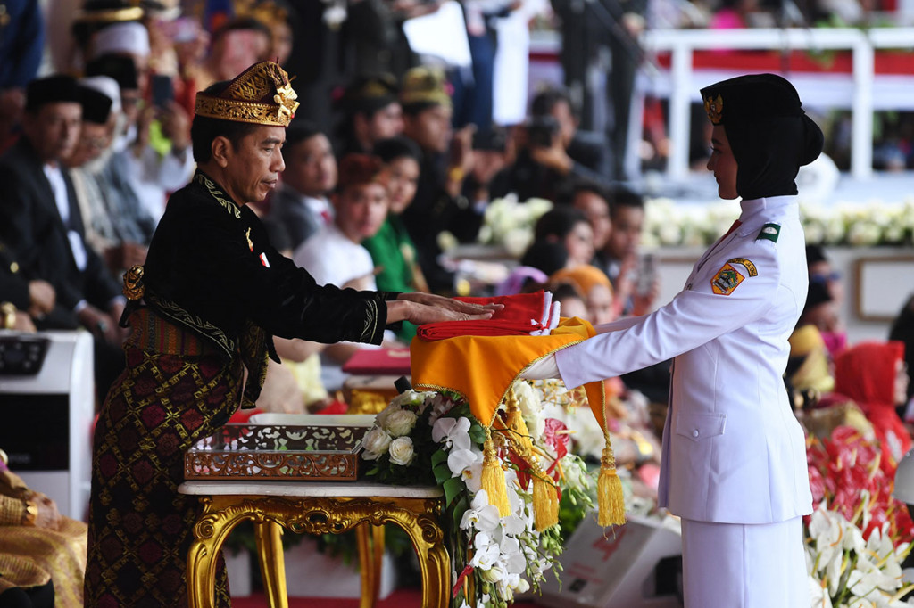 Jokowi menyerahkan duplikat Sang Saka Merah Putih kepada Salma El Mutafaqqiha Putri Achzaabi. Salma yang menjadi Tim Pasukan Pengibar Bendara Pusaka dari Jawa Tengah adalah siswi SMA Pradita Dirgantara, kelahiran Malang, 16 Desember 2002. 
