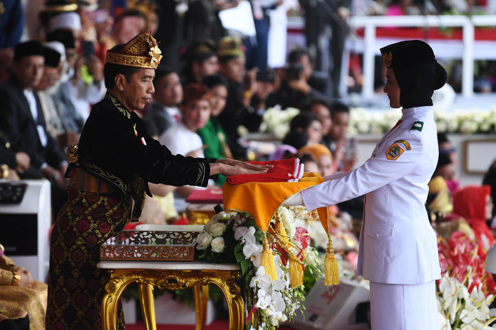 Jokowi menyerahkan duplikat Sang Saka Merah Putih kepada Salma El Mutafaqqiha Putri Achzaabi. Salma yang menjadi Tim Pasukan Pengibar Bendara Pusaka dari Jawa Tengah adalah siswi SMA Pradita Dirgantara, kelahiran Malang, 16 Desember 2002. 