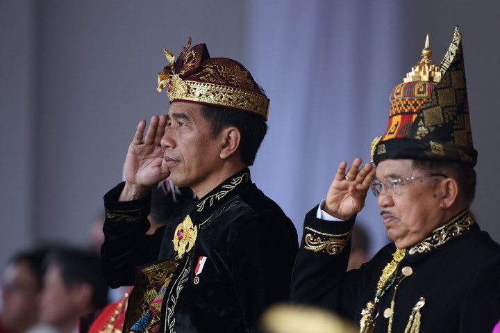 Presiden Joko Widodo (kiri) didampingi Wakil Presiden Jusuf Kalla (kanan) melakukan hormat saat menjadi Inspektur Upacara dalam Upacara Peringatan Detik-Detik Proklamasi Kemerdekaan Indonesia ke-74 Tahun 2019 di Istana Merdeka, Jakarta.