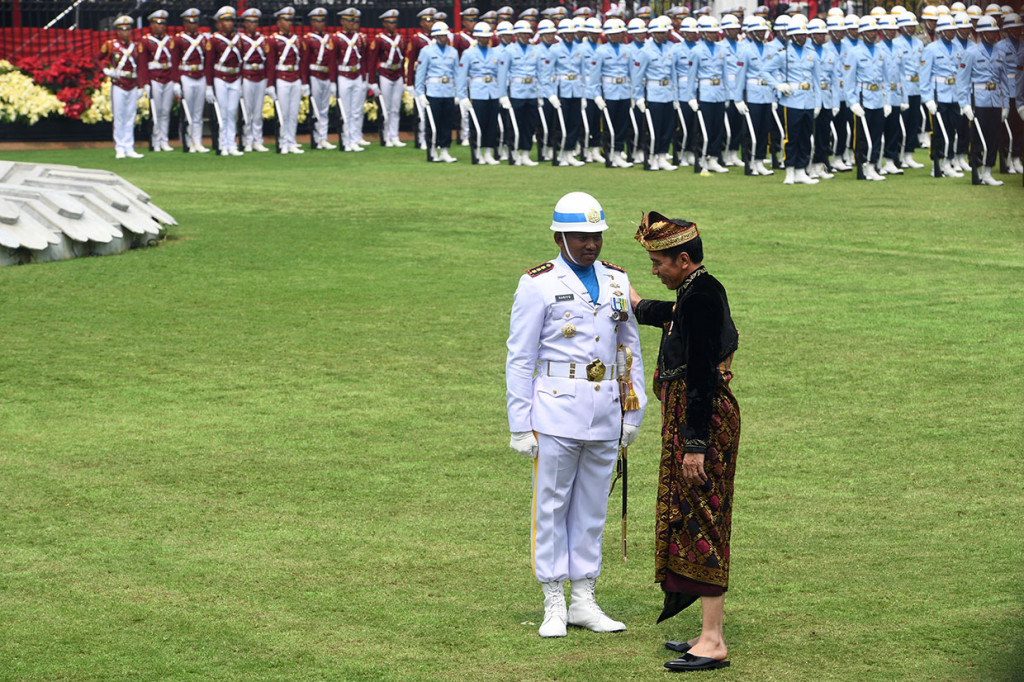 Presiden Joko Widodo menyalami dan memberi selamat kepada Kolonel Laut (P) Hariyo Poernomo, komandan Upacara Peringatan Detik-Detik Proklamasi Kemerdekaan Indonesia ke-74 Tahun 2019 di Istana Merdeka, Jakarta. Hal itu sebagai ungkapan terima kasih Jokowi karena telah menjalankan tugas dengan baik.