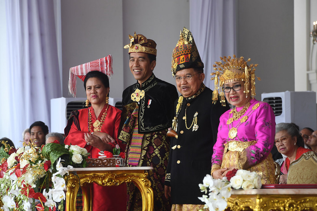 Presiden Joko Widodo bersama Ibu Negara Iriana Joko Widodo didampingi Wakil Presiden Jusuf Kalla dan istri Mufidah Jusuf Kalla tengah menyaksikan pertunjukan yang ditampilkan yaitu tarian adat dari berbagai daerah.