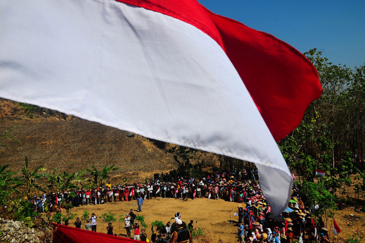Upacara dengan mengibarkan Bendera Merah Putih setinggi 30 meter di atas bukit yang diikuti warga sedulur sikep atau penganut ajaran Samin Surosentikotersebut untuk memeriahkan HUT ke-74 RI.