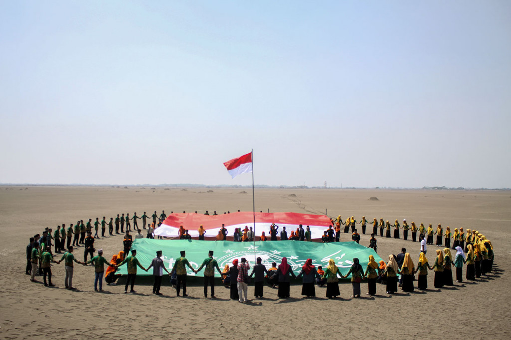 Ikatan Pemuda dan Pemudi Nahdlatul Ulama mulai menggelar upacara bendera di kawasan lumpur titik 25, Desa Reno Kenongo, Kecamatan Porong, Sidoarjo sekitar pukul 10.00 WIB.