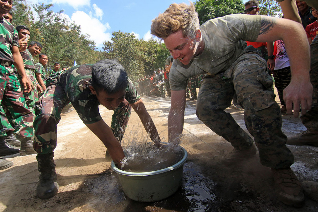 Prajurit Korps Marinir TNI AL dan Marinir Amerika Serikat (USMC) mengikuti perlombaan memindahkan belut memeriahkan HUT ke-74 RI di Hutan Selogiri, Ketapang, Banyuwangi, Jawa Timur, Sabtu, 17 Agustus 2019. 