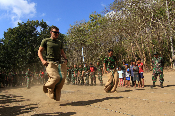 Berbagai perlombaan khas Agustusan diikuti prajurit Korps Marinir TNI AL dan Marinir Amerika Serikat (USMC), seperti balap karung.