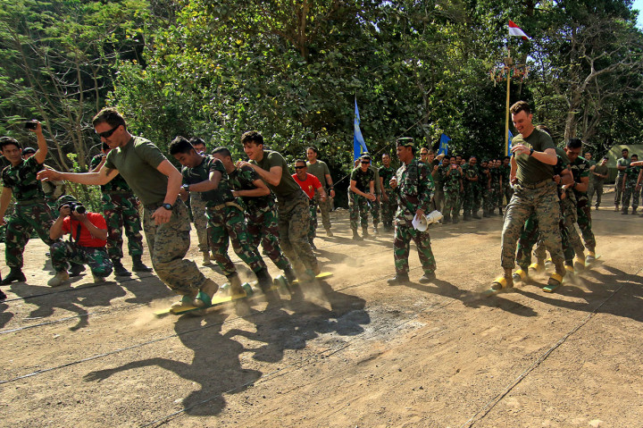 Prajurit Korps Marinir TNI AL dan Marinir Amerika Serikat (USMC) saling berpacu dalam perlombaan balap bakiak.