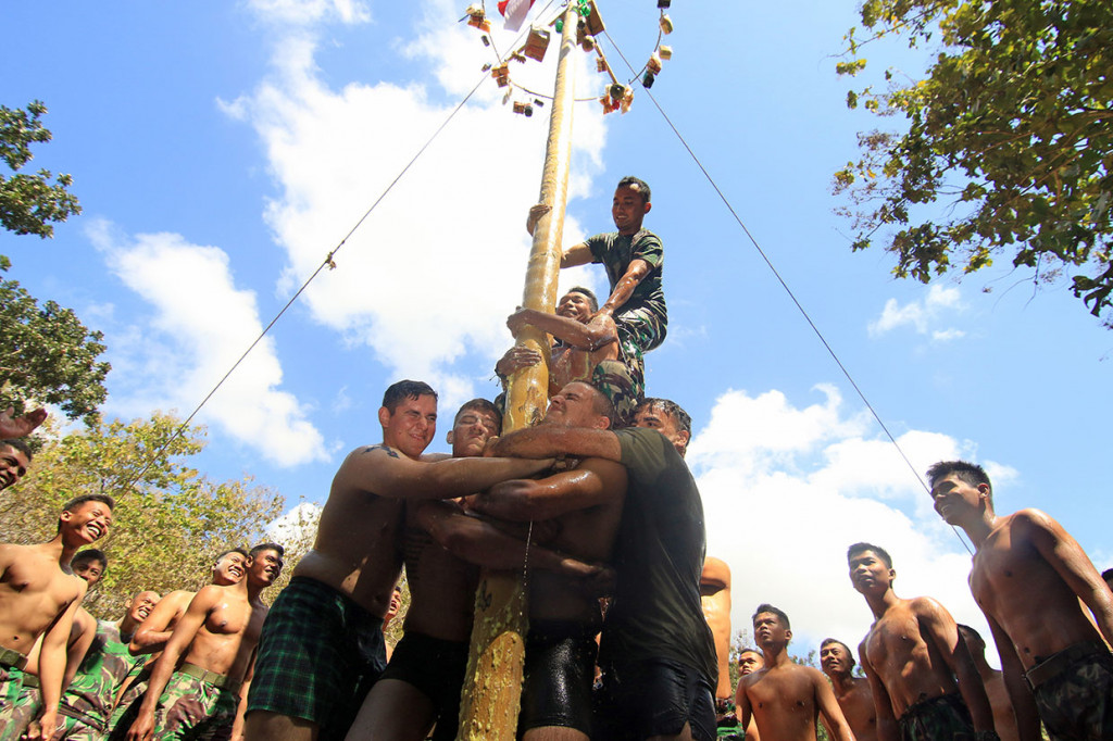 Dan paling menarik adalah saat prajurit Korps Marinir TNI AL dan Marinir Amerika Serikat (USMC) mengikuti lomba panjat pinang. Mereka bahu-membahu untuk mendapatkan hadiah yang telah disiapkan di pucuk pohon pinang. 