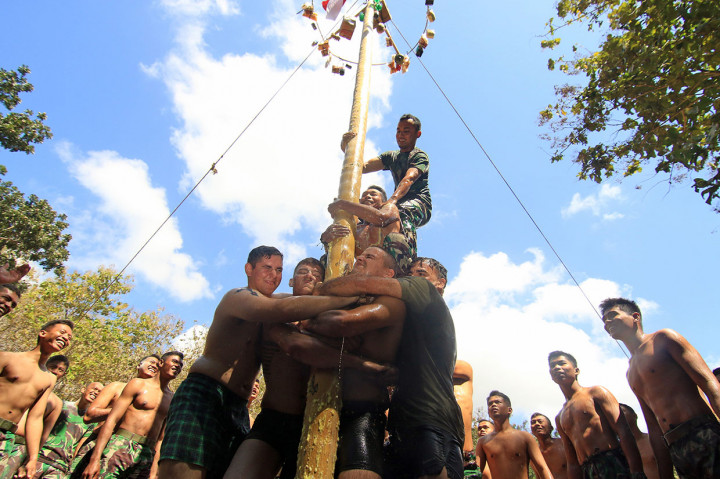 Dan paling menarik adalah saat prajurit Korps Marinir TNI AL dan Marinir Amerika Serikat (USMC) mengikuti lomba panjat pinang. Mereka bahu-membahu untuk mendapatkan hadiah yang telah disiapkan di pucuk pohon pinang. 