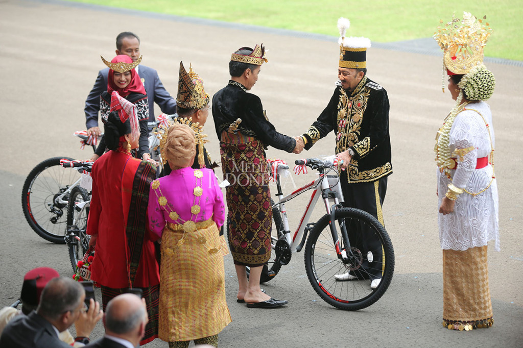 Jokowi memberikan sepeda bagi tiga orang undangan dengan busana adat terbaik, yaitu juara ketiga, Nora Tristyana; juara kedua kepada Pak Haji Bachrul dengan baju daerah Kalimantan, dan pemenang pertama terbaik memakai baju daerah adalah Ibu Khalida dengan baju daerah NTT.