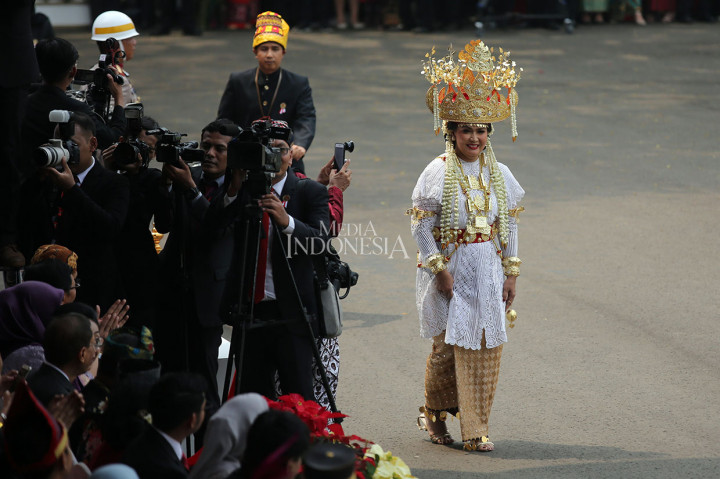 Nora Tristyana adalah istri Menhan Ryamizard Ryacudu dan juga anak dari Wakil Presiden 1993-1998 Try Sutrisno. Nora mengenakan pakaian adat Lampung berupa kebaya putih beserta tenun Lampung serta mahkota warna emas lengkap dengan asesoris emas sebagai gelang dan kalung yang menghiasi kebayanya.