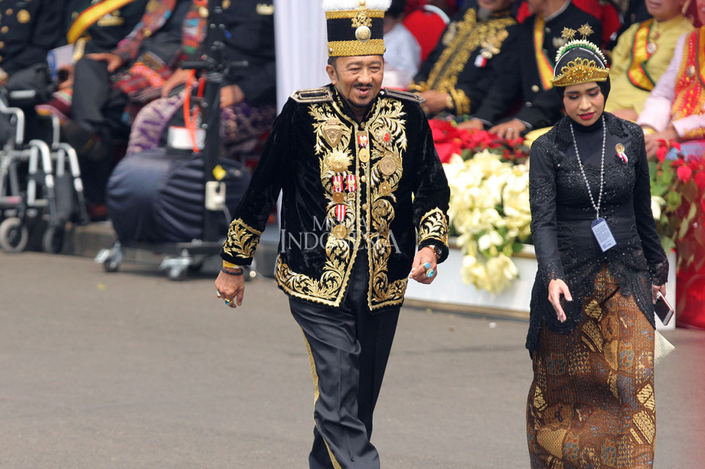 Sedangkan pemenang kedua Bachrul adalah seorang Sultan Gunung Tabur, Kabupaten Berau, provinsi Kalimantan Timur. Bachrul yang ternyata adalah anggota pasukan pengibar bendera pusaka (Paskibraka) tahun 1974 itu dengan bangga maju ke panggung sambil memamerkan sejumlah batu cincin yang ada di tangannya. 