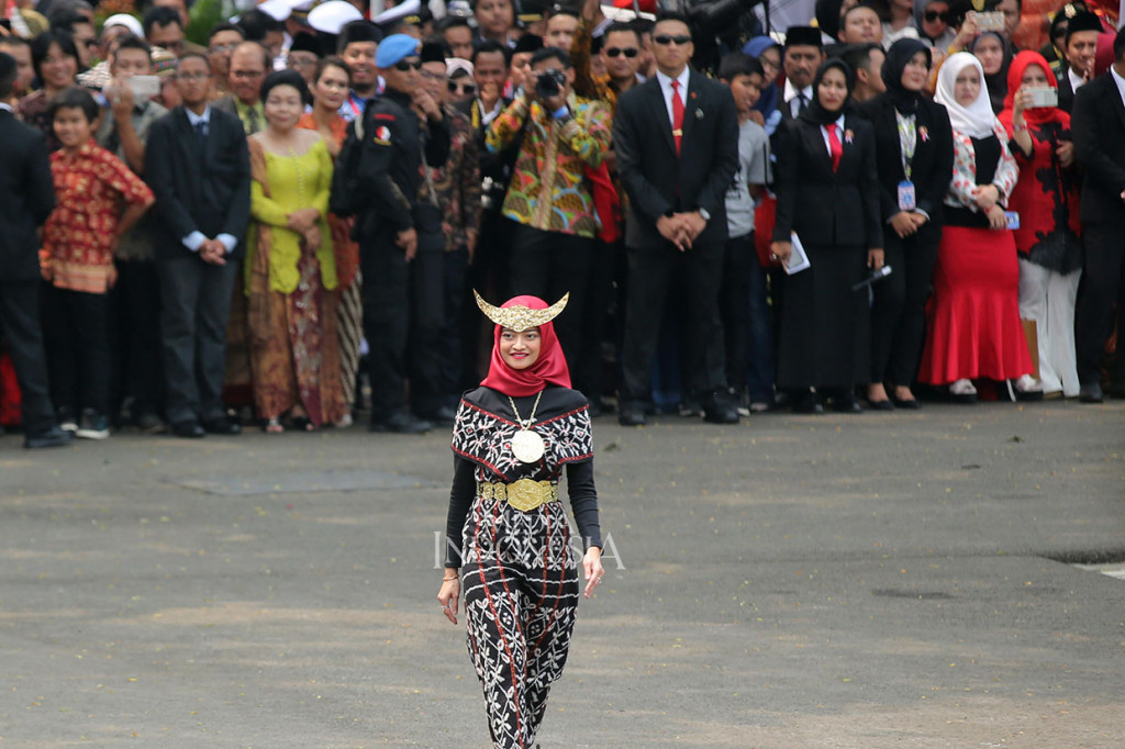 Sementara Khalida adalah seorang gadis muda semampai yang tampak anggun berjalan ke panggung dengan mengenakan pakaian adat Nusa Tenggara Timur lengkap dengan hiasan tanduk di kepalanya. 