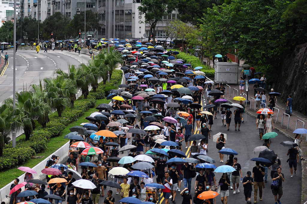 Ribuan pengunjuk rasa melakukan aksi long march menuju Distrik Whampoa dari Hung Hom, Hong Kong, Sabtu, 17 Agustus 2019 sore. AFP Photo/Manan Vatsyayana
