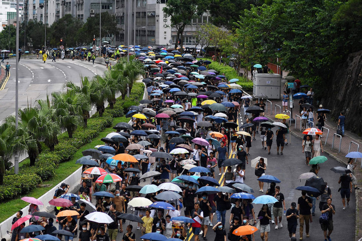 Ribuan pengunjuk rasa melakukan aksi long march menuju Distrik Whampoa dari Hung Hom, Hong Kong, Sabtu, 17 Agustus 2019 sore. AFP Photo/Manan Vatsyayana