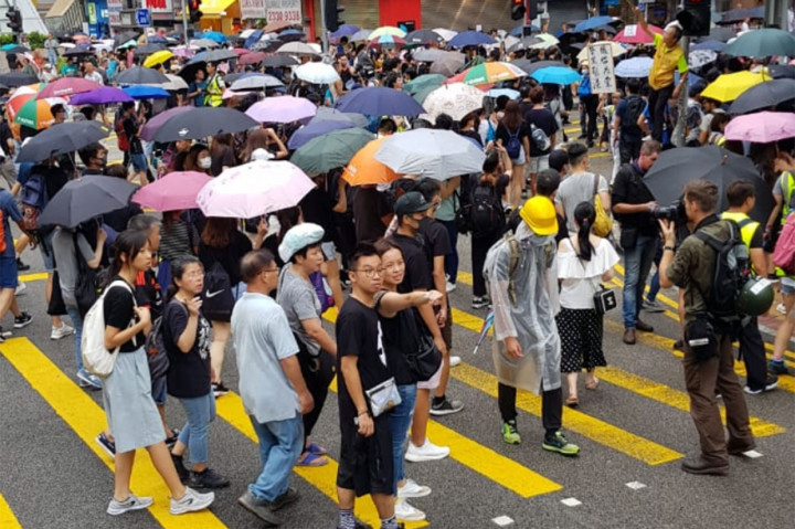 Banyaknya peserta pengunjuk rasa membuat jalan tidak bisa dilalui kendaraan bermotor. Metro TV/Kevin Egan