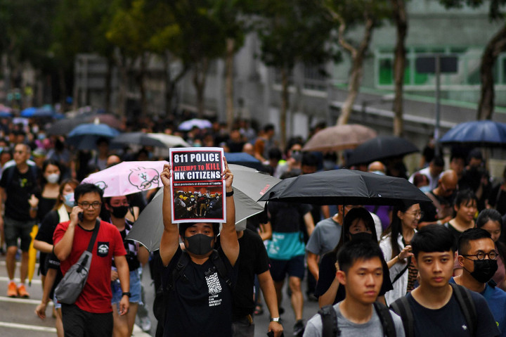 Polisi sebelumnya telah melarang pawai tetapi memberikan persetujuan pada menit-menit terakhir setelah perubahan rute, dari Taman Hoi Sham di To Kwa Wan ke stasiun MTR Whampoa. AFP Photo/Manan Vatsyayana