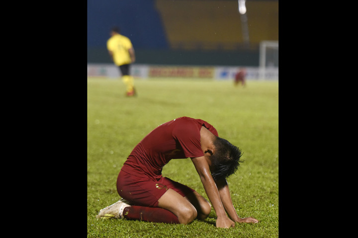 Pesepak bola Indonesia Sutan Zico tertunduk usai Indonesia dikalahkan Malaysia pada semifinal Piala AFF U-18 di Stadion Go Dau di Provinsi Binh Duong, Vietnam.