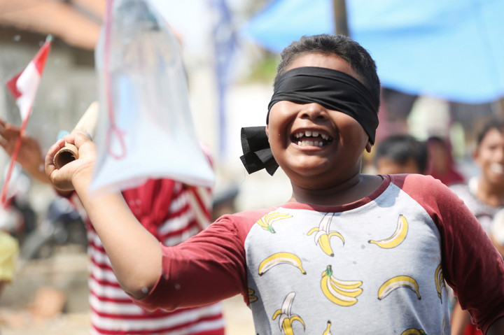 Warga bersama TNI yang sedang bertugas dalam penanganan dampak peristiwa anjungan YYA itu berbaur mengikuti lomba memeriahkan HUT Kemerdekaan RI. 

