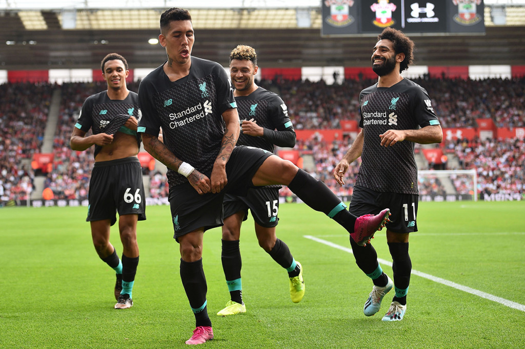 Roberto Firmino melakukan selebrasi usai mencetak gol ke gawang Southampton di Stadion St.Mary's, Southampton, Inggris.