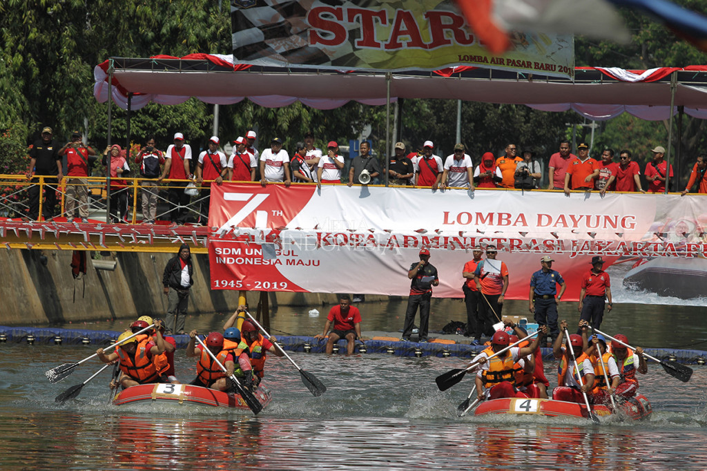 Sejumlah peserta mendayung perahu dalam perlombaan di Sungai Ciliwung, Pasar Baru, Jakarta Pusat, Jakarta. 
