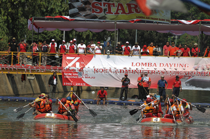 Sejumlah peserta mendayung perahu dalam perlombaan di Sungai Ciliwung, Pasar Baru, Jakarta Pusat, Jakarta. 
