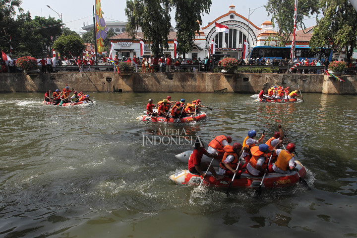 Pemerintah Kota Administrasi Jakarta Pusat menggelar lomba balap perahu dayung antar instansi untuk memeriahkan HUT ke-74 Kemerdekaan RI. 