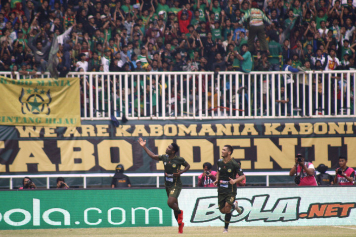 Di babak kedua tim tuan rumah menambah gol lewat Osas Saha (59').