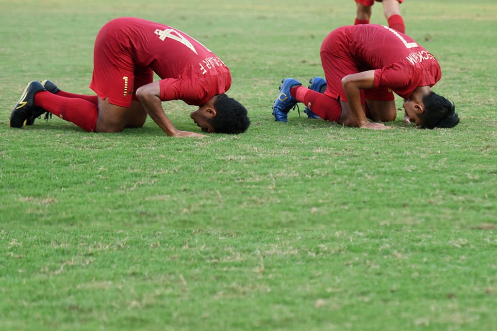 Pesepak bola Indonesia Becham Putra Nugraha (kanan) bersama rekannya Muhammad Fajar Fatur Rachman (kiri) melakukan sujud syukur usai memasukan bola ke gawang Myanmar saat bertanding pada perebutan peringkat ketiga Piala AFF U-18 di Stadion Thong Nhat Ho Chi Minh, Vietnam.